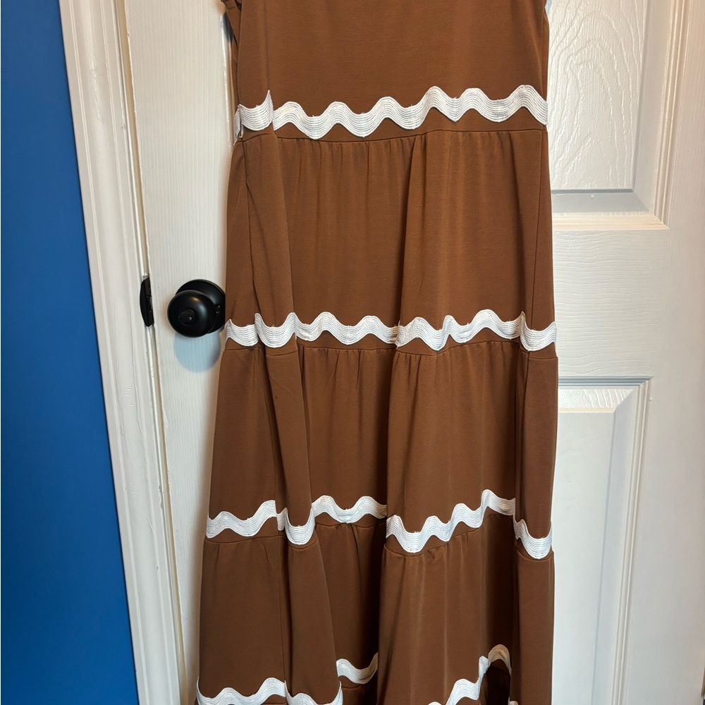 Brown Maxi Dress with White and Ruffle Accents - Picture 5 of 5